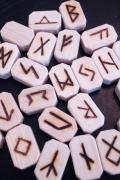 Руны. Тайная магия богов Севера. 25 деревянных рун и руководство для гадания